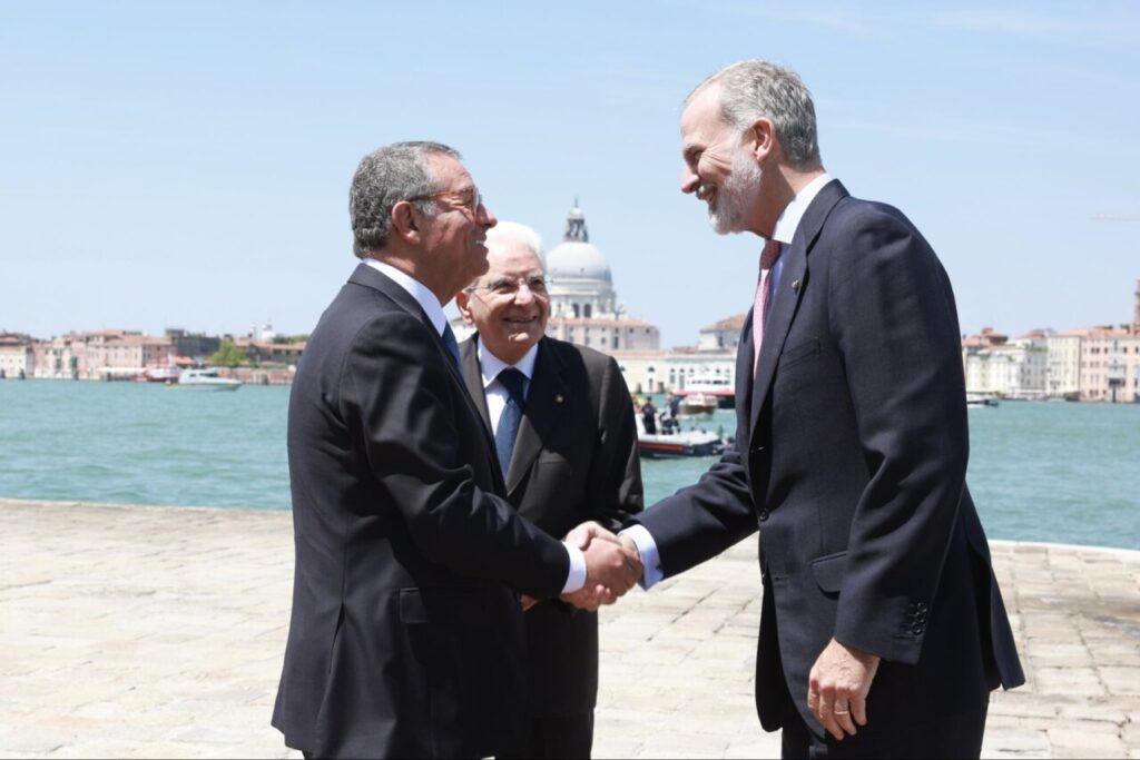 Tres líderes políticos se saludan en Venecia junto al agua