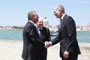 Tres líderes políticos se saludan en Venecia junto al agua