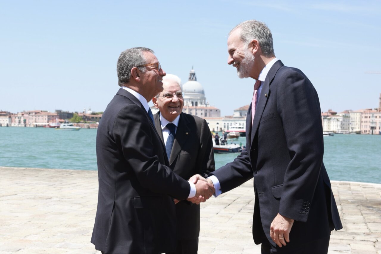 Tres líderes políticos se saludan en Venecia junto al agua