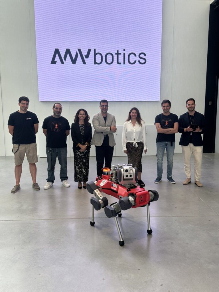 Equipo de ANYbotics con un robot en DFactory Barcelona