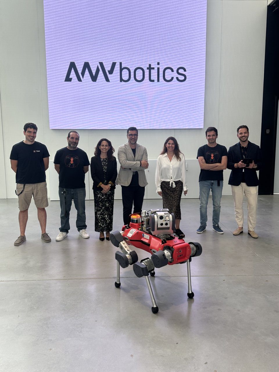 Equipo de ANYbotics con un robot en DFactory Barcelona
