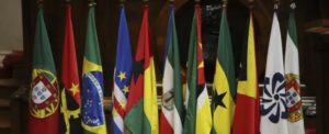 Bandeiras dos países membros da CPLP em uma cerimônia
