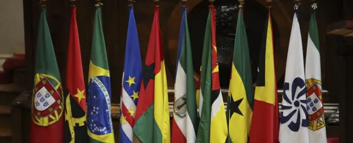 Bandeiras dos países membros da CPLP em uma cerimônia
