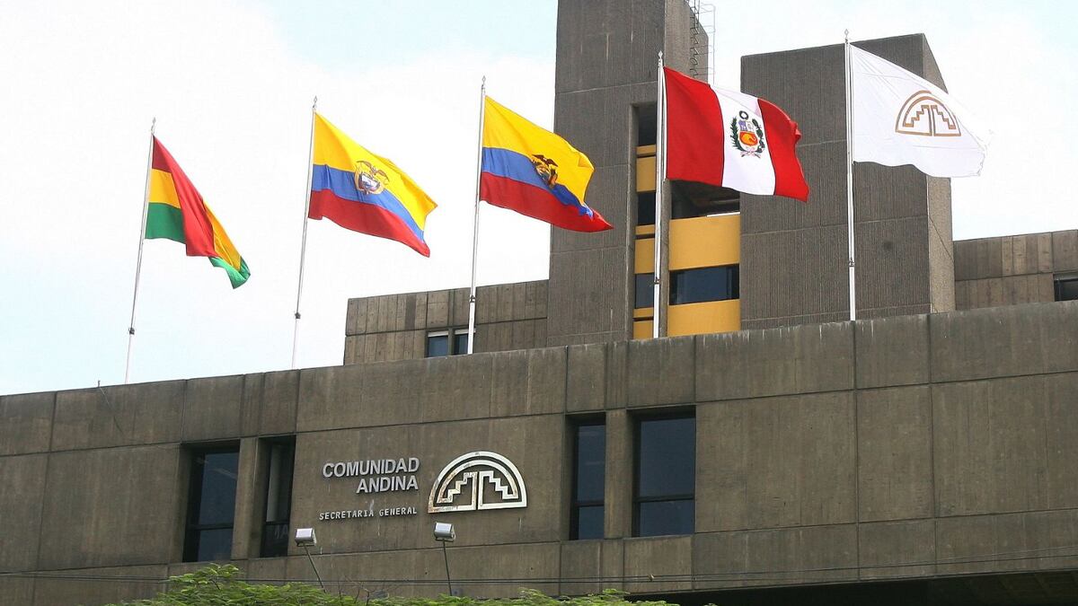 Edificio de la Comunidad Andina con banderas de varios países