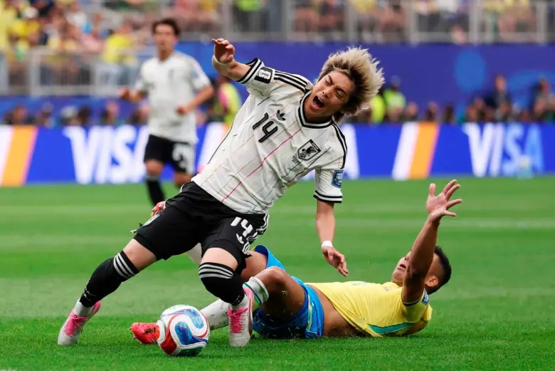 Jugadores de Brasil y Japón en un partido de fútbol intenso