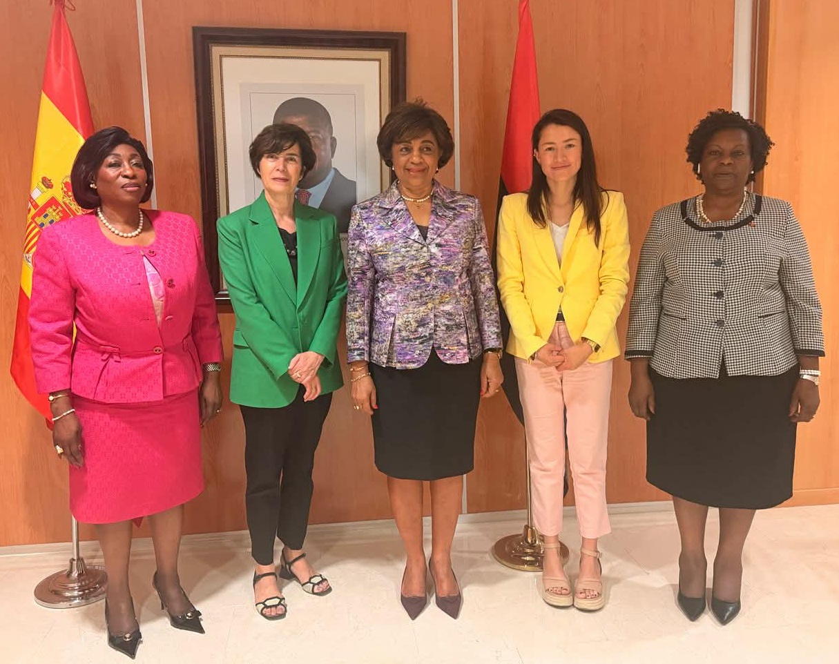 Reunión de mujeres líderes en la Embajada de Angola en España