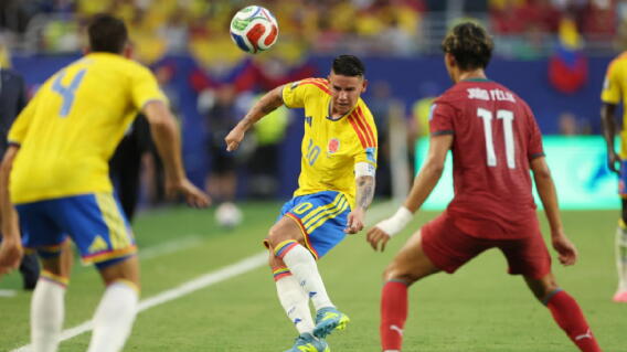 Jugadores de Colombia y Portugal compiten en un partido de fútbol.