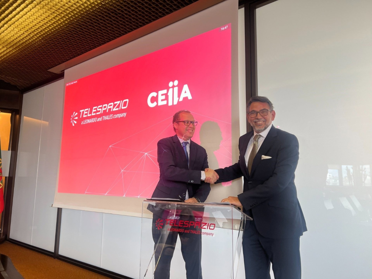 Representantes de Telespazio y CEiiA firmando un acuerdo de cooperación