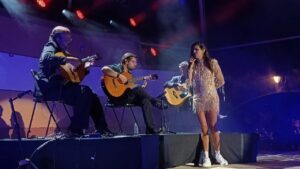 Cuca Roseta actuando en un concierto con su banda en Castro Marim