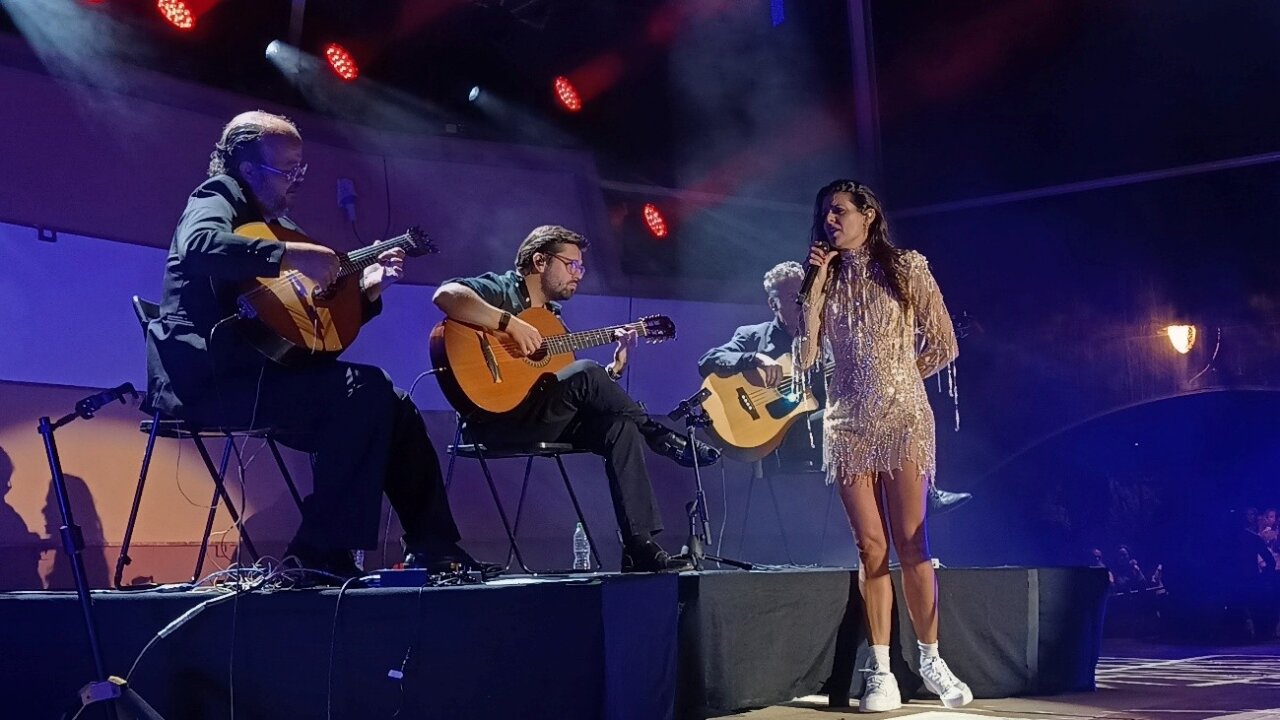 Cuca Roseta actuando en un concierto con su banda en Castro Marim