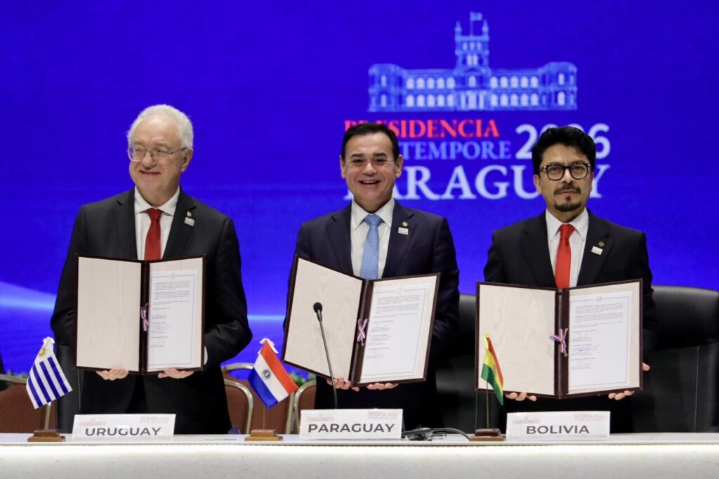 Ministros de Relaciones Exteriores de Uruguay, Paraguay y Bolivia firmando un acuerdo