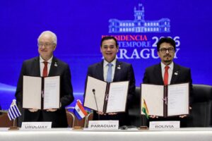 Ministros de Relaciones Exteriores de Uruguay, Paraguay y Bolivia firmando un acuerdo