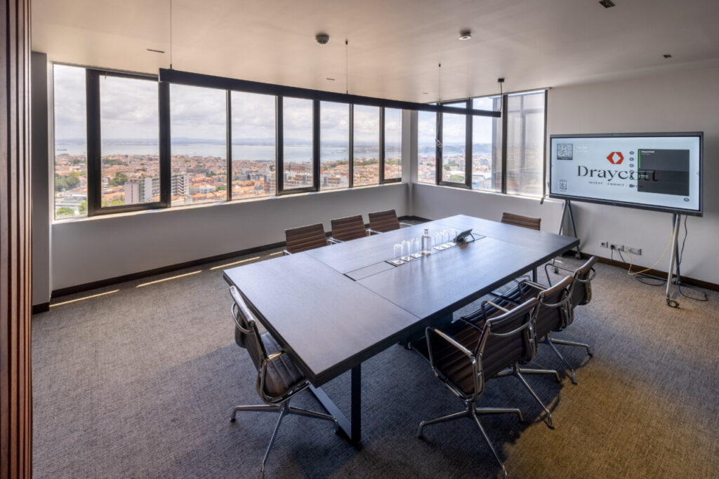 Sala de reuniones de Draycott con vista panorámica de la ciudad.