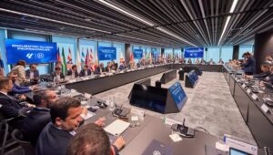 Reunión de clubes profesionales de fútbol en España con banderas de diferentes países