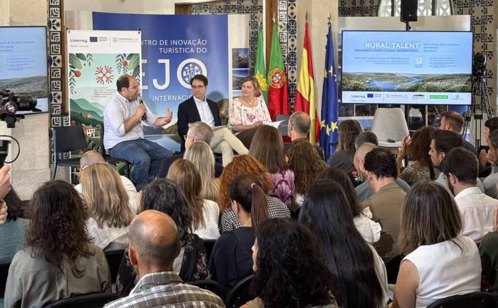Participantes discutiendo en el encuentro Rural Talent en Extremadura