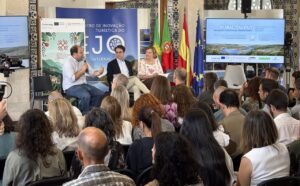 Participantes discutiendo en el encuentro Rural Talent en Extremadura