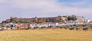 Vista del festival en Serpa con casas y murallas históricas
