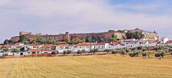 Vista del festival en Serpa con casas y murallas históricas