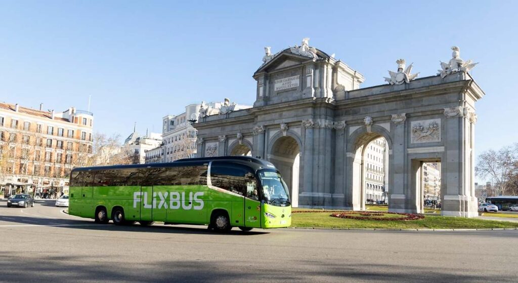 Autobús de Flixbus en una ruta entre Portugal y España