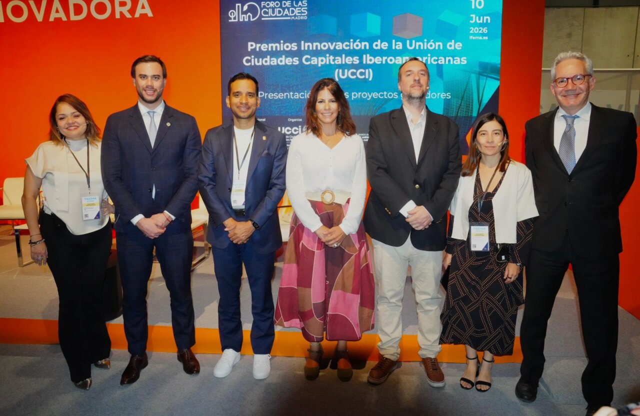 Grupo de personas en el Foro de las Ciudades de Madrid