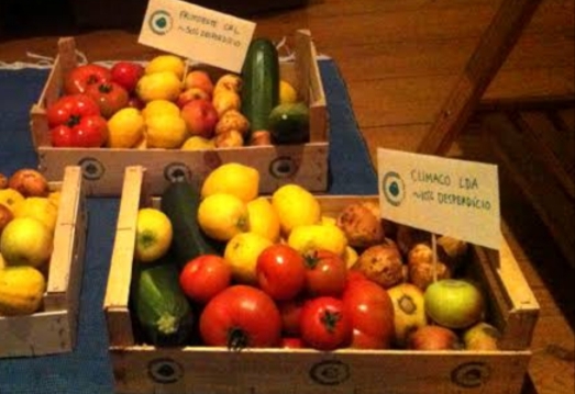 Cajas de frutas y verduras con etiquetas sobre desperdicio alimentario