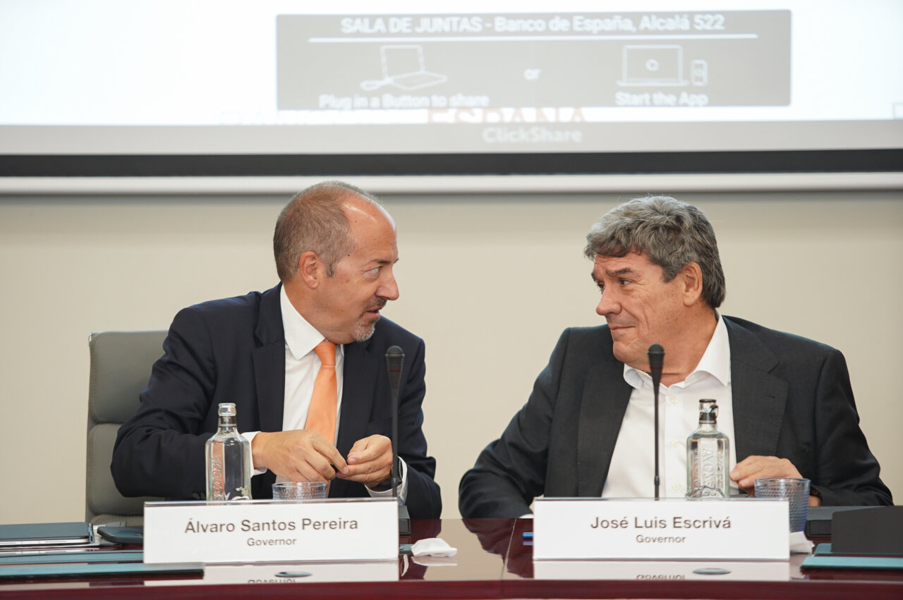 Álvaro Santos Pereira y José Luis Escrivá en reunión de bancos