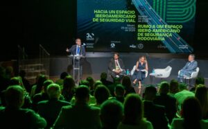 Evento sobre seguridad vial en Iberoamérica con ponentes y audiencia
