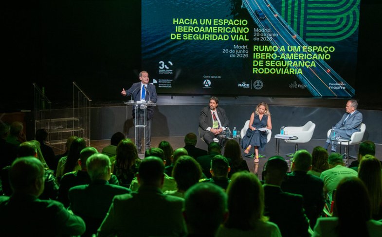 Evento sobre seguridad vial en Iberoamérica con ponentes y audiencia