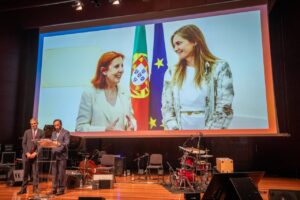 Dos mujeres conversando en un evento sobre la amistad entre Portugal y España