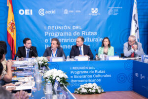 Reunión sobre rutas e itinerarios culturales en Iberoamérica con participantes en mesa