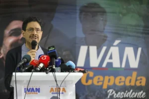 Iván Cepeda dando declaraciones sobre elecciones presidenciales en Colombia