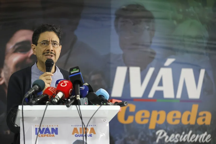 Iván Cepeda dando declaraciones sobre elecciones presidenciales en Colombia