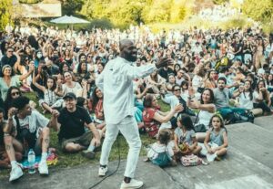 Artista actuando frente a una multitud en los Jardins de Verão da Gulbenkian