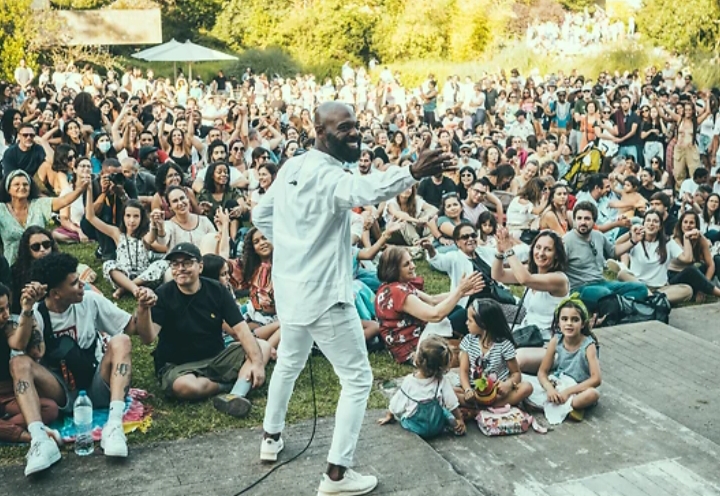Artista actuando frente a una multitud en los Jardins de Verão da Gulbenkian