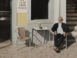 José Mourinho sentado en una cafetería, con gafas de sol y una actitud relajada.