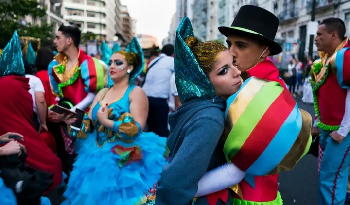Pareja abrazándose en la celebración de Santo António en Lisboa