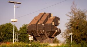 Escultura moderna en Guiné-Bissau rodeada de vegetación