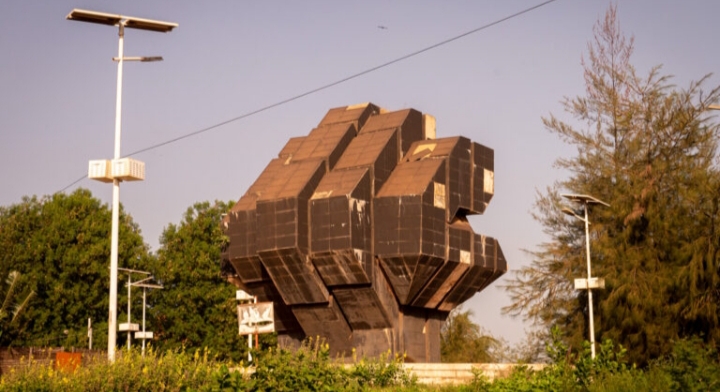 Escultura moderna en Guiné-Bissau rodeada de vegetación
