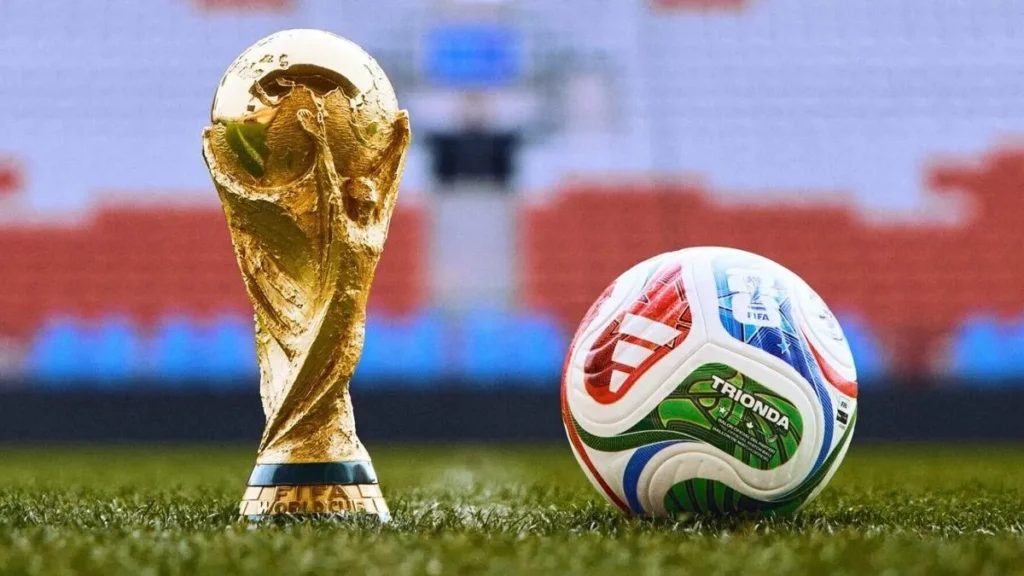 Trofeo de la Copa Mundial de la FIFA junto a un balón de fútbol