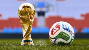 Trofeo de la Copa Mundial de la FIFA junto a un balón de fútbol