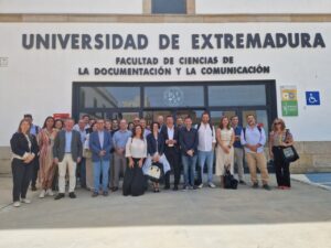 Grupo de personas en la Universidad de Extremadura durante la reunión inaugural del Observatorio de Cooperación Transfronteriza.