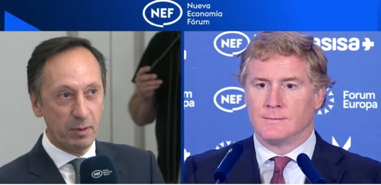 Dos ponentes en el Nueva Economía Fórum discutiendo sobre iberismo y cooperación
