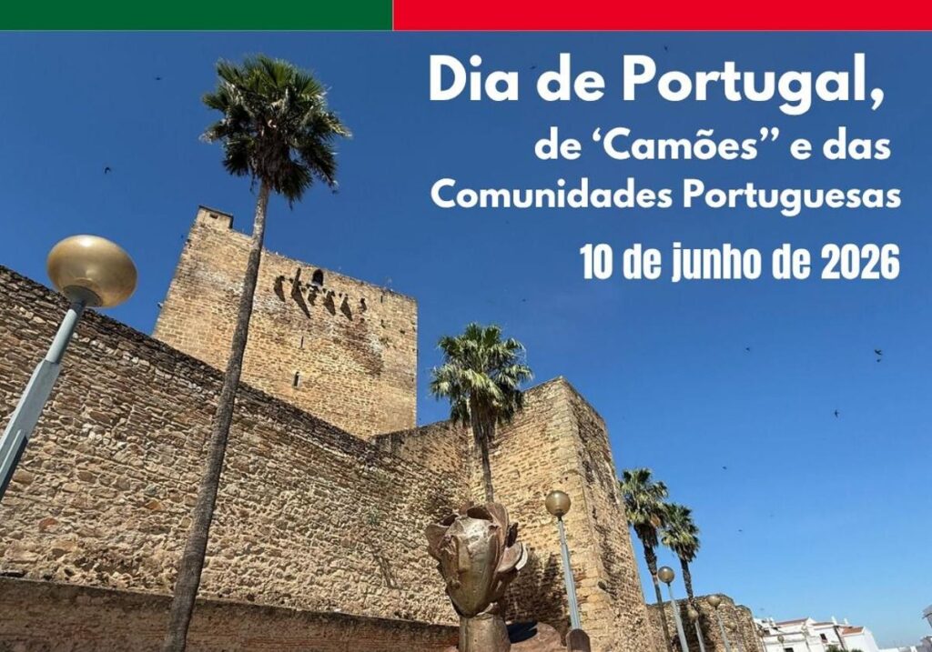 Celebración del Día de Portugal en Olivenza con palmeras y monumento.