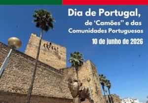 Celebración del Día de Portugal en Olivenza con palmeras y monumento.