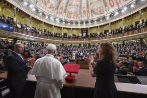 El papa León XIV en un evento en España, rodeado de un público aplaudiendo.