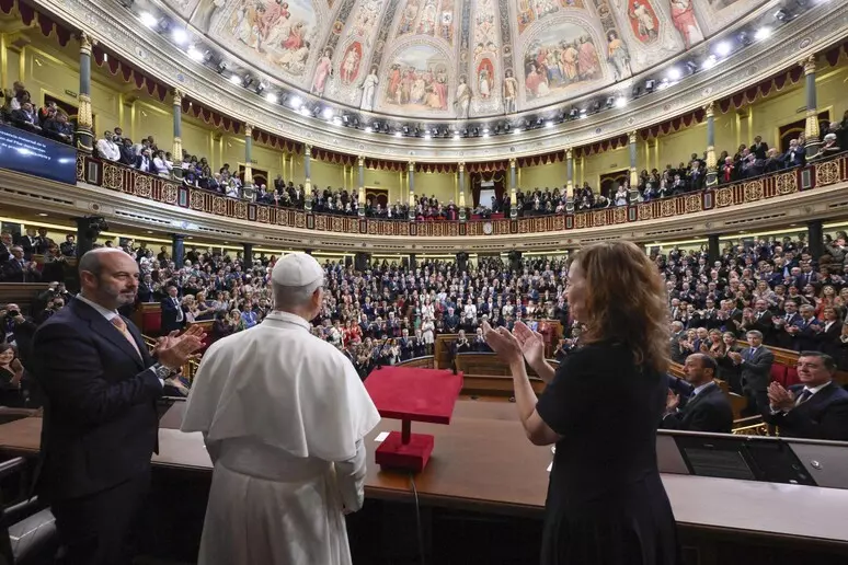 El papa León XIV en un evento en España, rodeado de un público aplaudiendo.