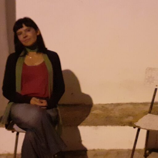 Patricia Menezes Moreira sentada con una bufanda en el Porto
