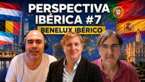 Tres hombres discutiendo sobre el Benelux Ibérico con banderas de España, Portugal y Bélgica