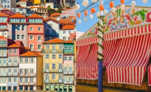 Vista de edificios coloridos en Porto y decoraciones de festival