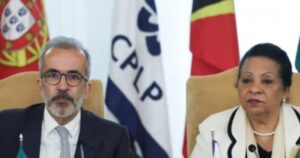 Ministros de Portugal y Guinea-Bissau discutiendo sobre la CPLP